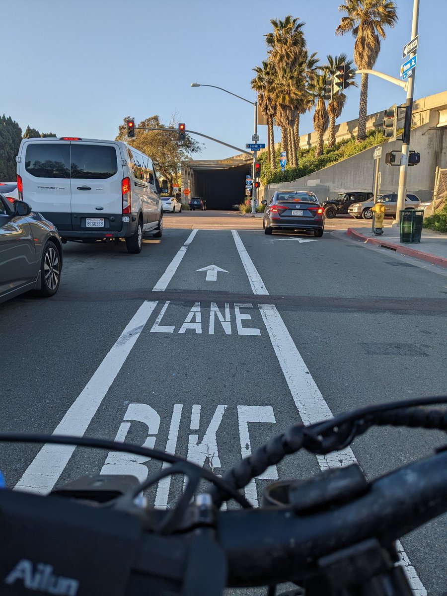This could be so much safer. All lights out on this #IndiaStreet tunnel since #getitdone report in November. Hello darkness #bikelane my old friend @CityofSanDiego #HereWeGoAgain #VisionZero #bikecommute