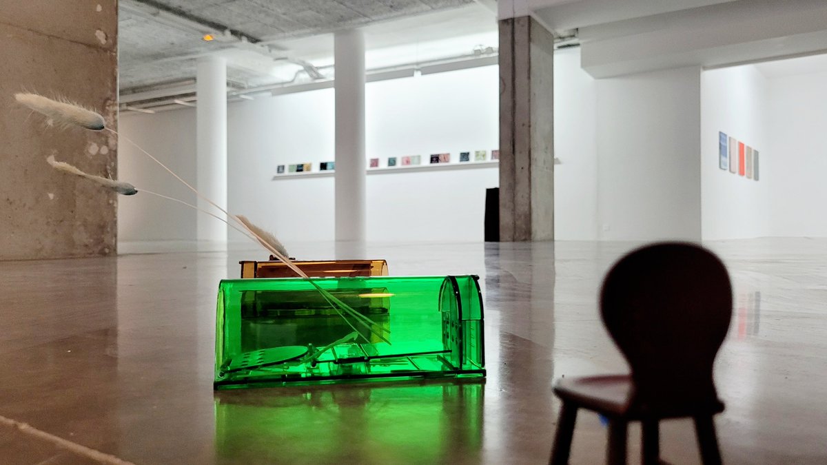 Le Plateau <a href="/FracIdF/">Frac Île-de-France</a> présente une exposition collective de six artistes qui conjuguent leurs univers dans une proposition curatoriale qui met en valeur l’atmosphère pour élaborer un parcours qui tient lieu de narration sciemment ambiguë. Critique ici :

slash-paris.com/articles/l-irr…