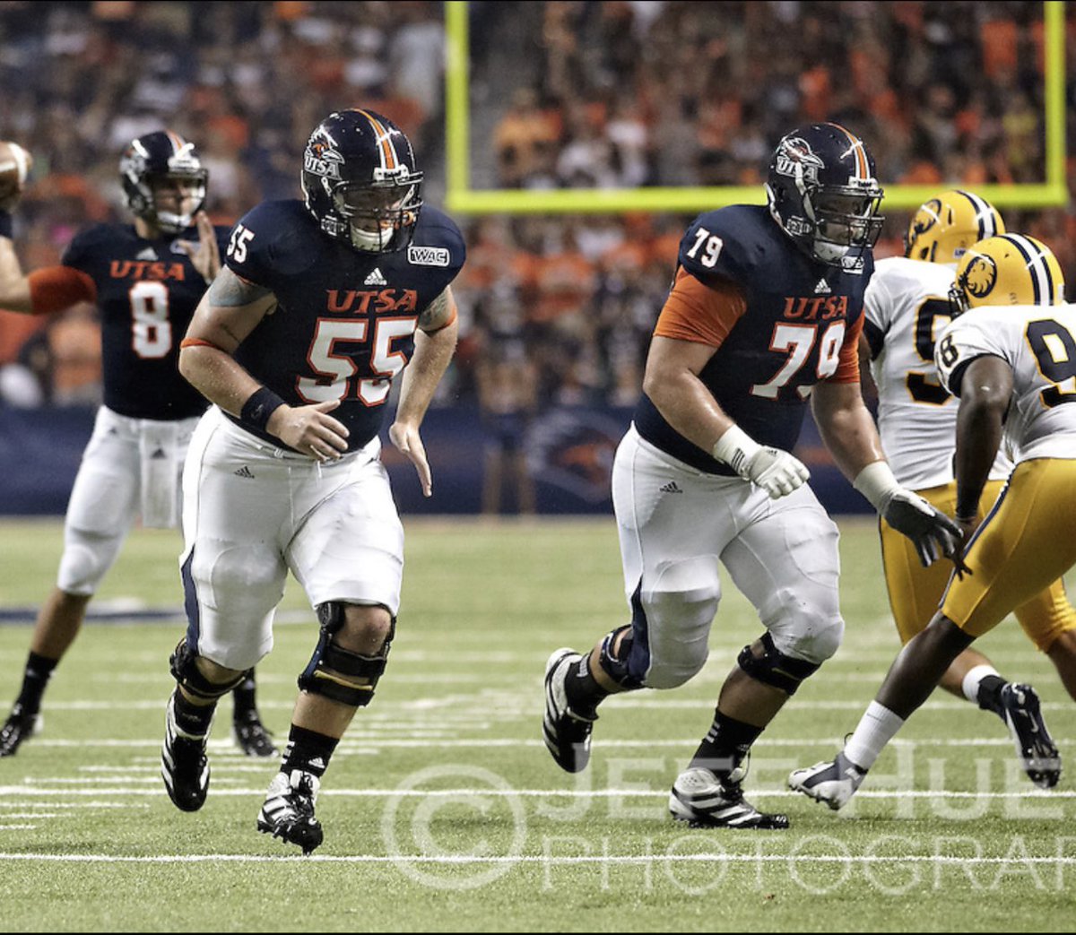 CoachLeonardTX's tweet photo. I appreciate @andyeverett760 having me on his radio show, this evening‼️ I never get tired of bragging on @AthleticsCanyon and reliving the @UTSAFTBL glory days‼️ 

#BirdsUp🤙
#RedBurnsBrighter🔴🔥 https://t.co/hfSmkPV1LT