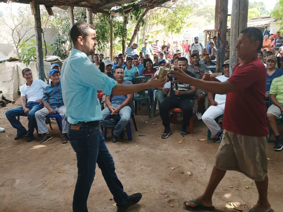 JuanRodriguezVP's tweet photo. Hoy en nombre de nuestro líder Juan Guaidó (@jguaido) nos reunimos en la cuidad de #Cumaná con los pescadores de la Comunidad de Caigüire, el principal sector económico del estado Sucre, un impulso valioso para levantar a nuestra región Oriental. 

#PescadoresConJuanGuaido https://t.co/BppOxdApgU