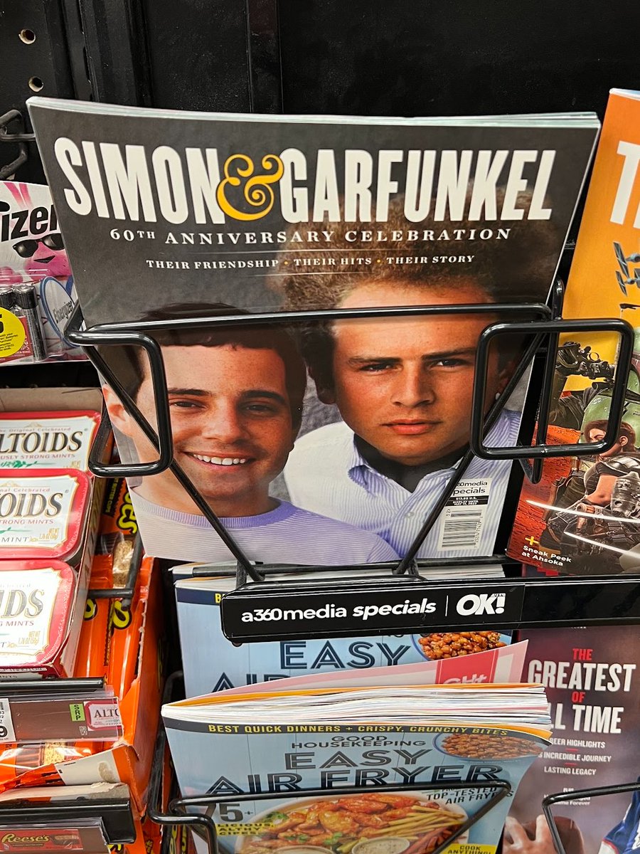 SimonGarfunkel's tweet image. ♪ Time, time, time
See what&apos;s become of them! ♫

Simon &amp;amp; Garfunkel hangin&apos; around your local newsstand – via a magazine pictorial celebrating their (more than) 60 years of friendship.

📰 Check your local newsstand or supermarket – or buy online: 
magazineshop.us/collections/ne…