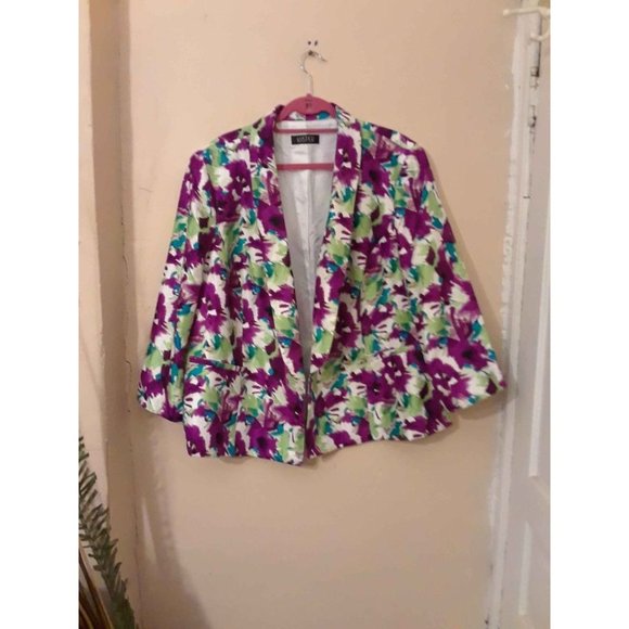 GinaGoodson's tweet photo. So good I had to share! Check out all the items I'm loving on @Poshmarkapp from @Lawonne #poshmark #fashion #style #shopmycloset #kasper #dansko #totallybamboo: https://t.co/0tNLLip1j6 https://t.co/XPVtaGavPe