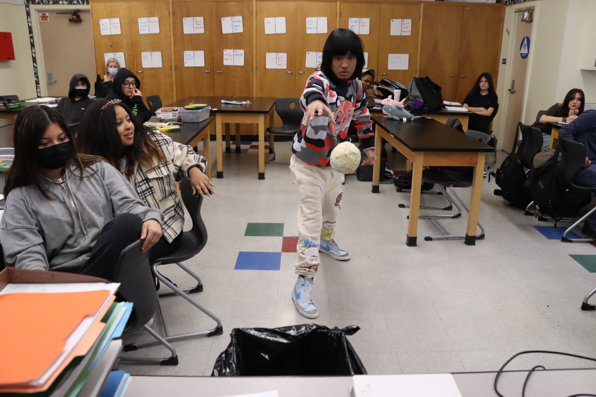 ThePearlPost's tweet photo. Students in science teacher Timothy Hughes' third period chemistry class played trash-ket ball today. It is meant to help students review their current unit as they answer questions for a chance to score a point in the trash can. 📸 by Grant Asner. #dpmhs https://t.co/iCd3QAtZUW