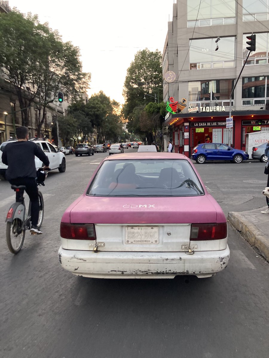 Hirepunk's tweet photo. Aquí un ejemplo de la pésima labor de @LaSEMOVI @inveacdmx @UCS_GCDMX
Taxi pirata con placas borradas haciendo parada sobre paso peatonal y ciclovía, sabe que nadie le dice nada. https://t.co/Wt5EXofMAV