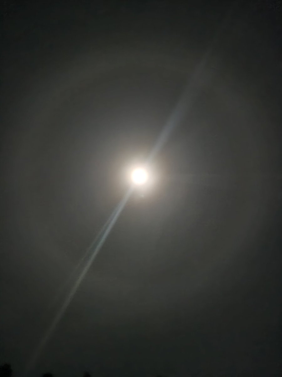 jercam91's tweet photo. Moon dogs are a sign of approaching storms or bad weather. According to folklore.. hmmm .. 
 #ONStorm https://t.co/58Uy2bL1rs