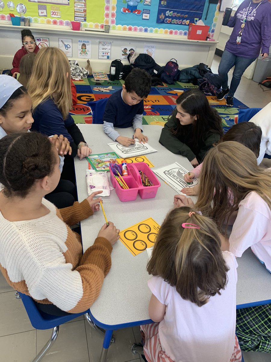 MrsFerrari2's tweet photo. We had the best time listening to stories and working on a craft with our new 6th grade friends! @GaccioneSm @6th https://t.co/uJm1K6U1W4