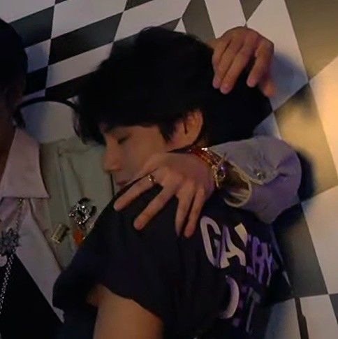jun9thv's tweet photo. #kookvau — upd

en donde th aprovecha la fiesta del último primer día para acercarse a su crush, jk, pero nunca pensó que sería tan celoso.

¡ #kooktaeau #kookv #kooktae #taekookau ! https://t.co/DOk6H19NIN