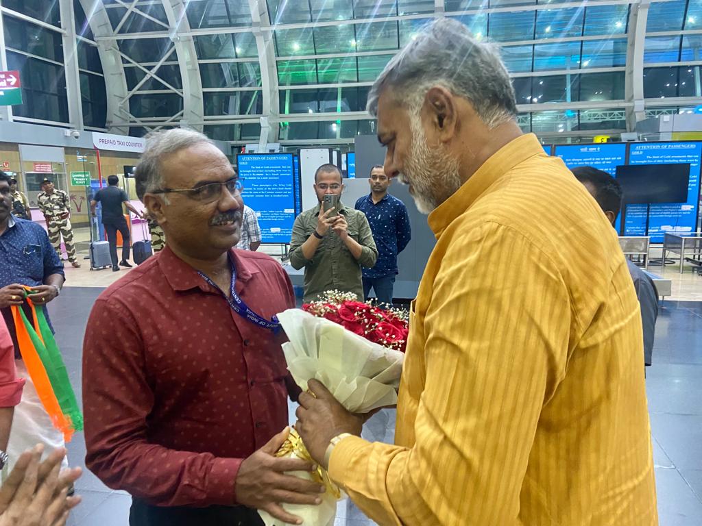 prahladspatel's tweet photo. कल देर रात त्रिवेंद्रम एयरपोर्ट पहुँचने पर @CWCOfficial_GoI , @CGWB_CHQ केरल, राष्ट्रीय अन्तर्विषयी विज्ञान एवं प्रौद्योगिकी संस्थान (NIIST) सहित @BJP4Keralam के पदाधिकारियों ने स्वागत किय��। https://t.co/gohQYlQvsO