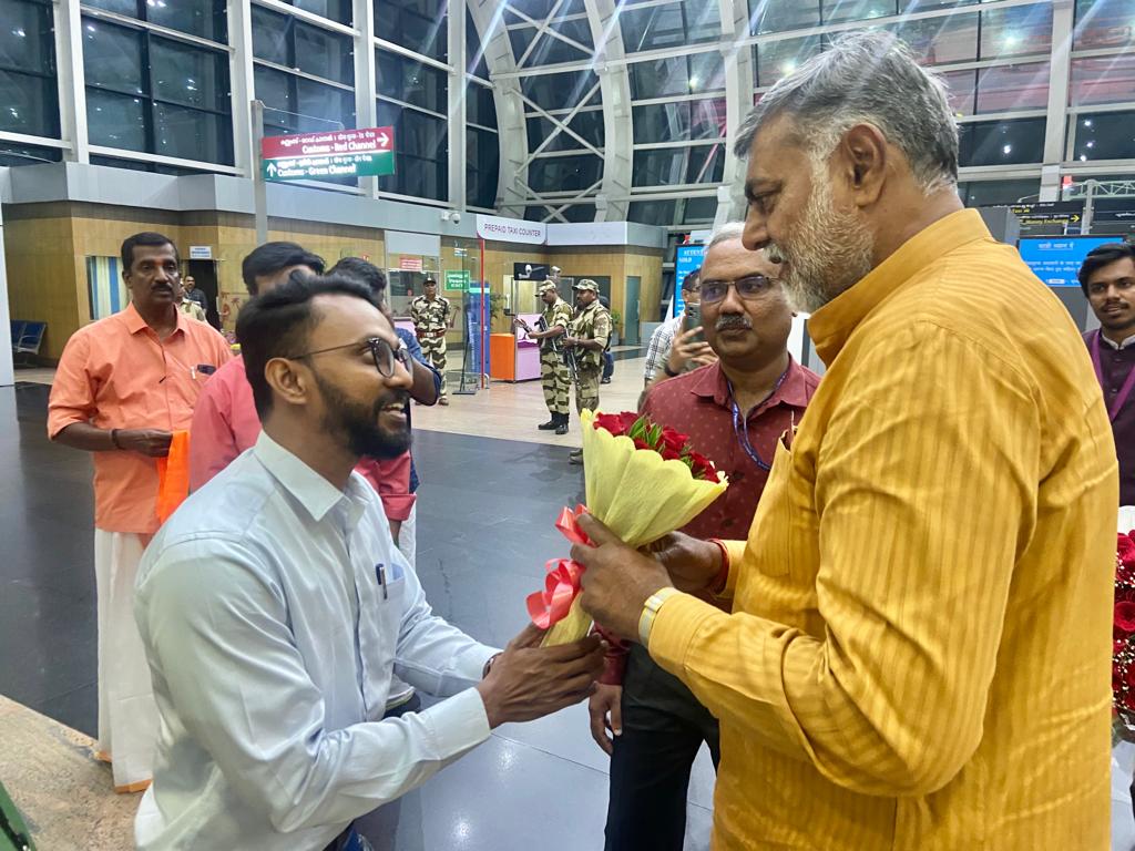 prahladspatel's tweet photo. कल देर रात त्रिवेंद्रम एयरपोर्ट पहुँचने पर @CWCOfficial_GoI , @CGWB_CHQ केरल, राष्ट्रीय अन्तर्विषयी विज्ञान एवं प्रौद्योगिकी संस्थान (NIIST) सहित @BJP4Keralam के पदाधिकारियों ने स्वागत किय��। https://t.co/gohQYlQvsO