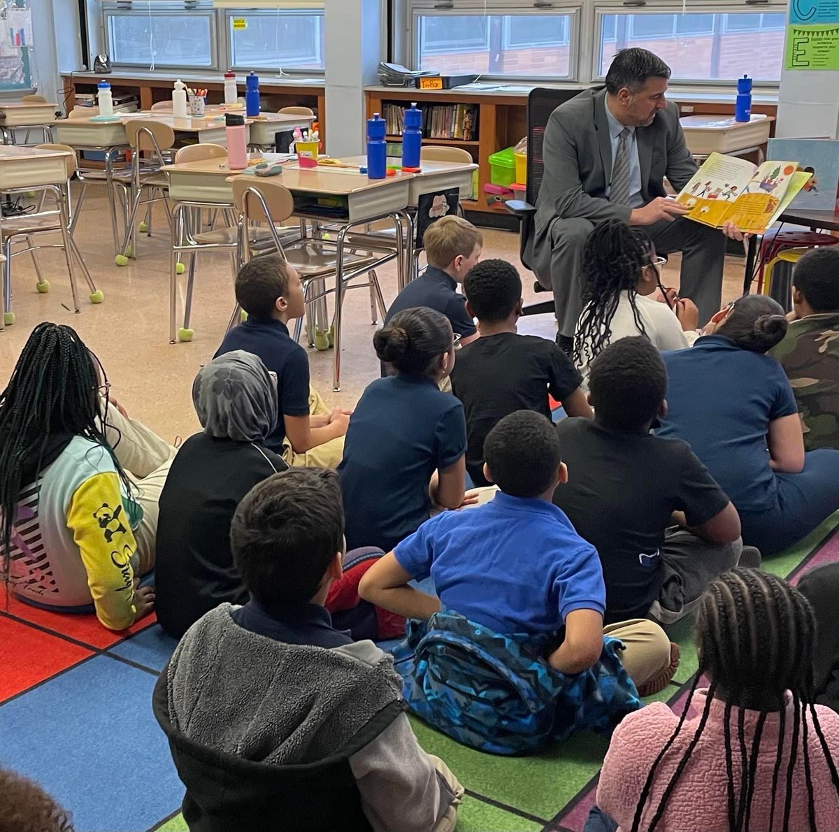 RCSDsch35's tweet photo. 📸 Roll out the red carpet for…📸
READ ACROSS PINNACLE!!!

🎟️Thank you so much to our amazing VIP guest readers for taking time to read to our students! They were so very excited! @RCSDNYS @drpeluso @ChiefDemario https://t.co/ptTeUxpbvY