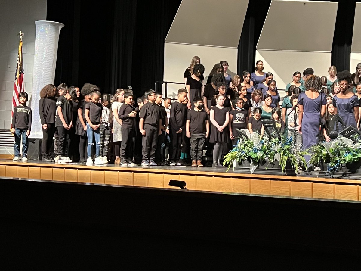What a wonderful night of music! Our @DumfriesES 4th graders put on a fantastic performance during the Forest Park pyramid concert. Thank you to @forestparkchoir for the awesome experience! #DragonsCARE