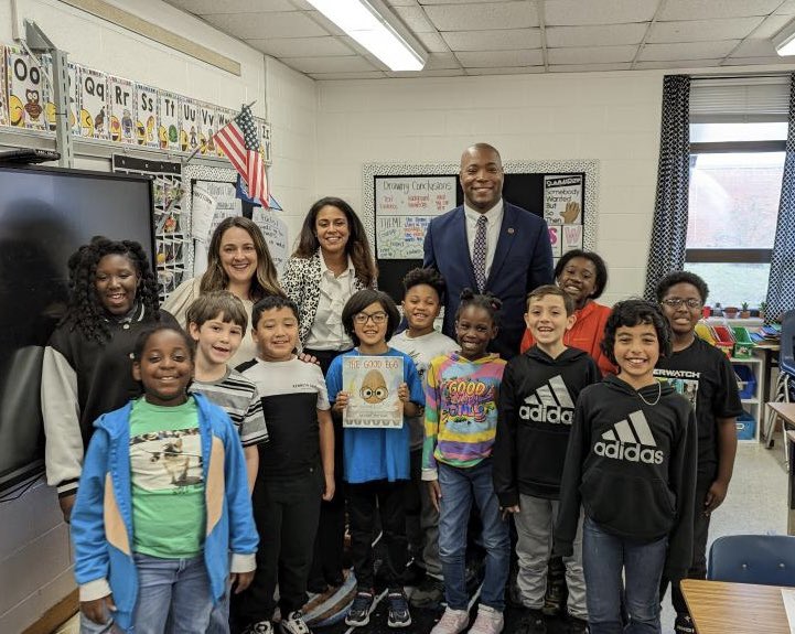 Thank you @AaronRouseVaBch for visiting our classrooom this morning. Look at those smiles! 📚💙#ReadAcrossAmericaDay @RosemontEagles @MrsBCGreen @vbschools @VBTitleI