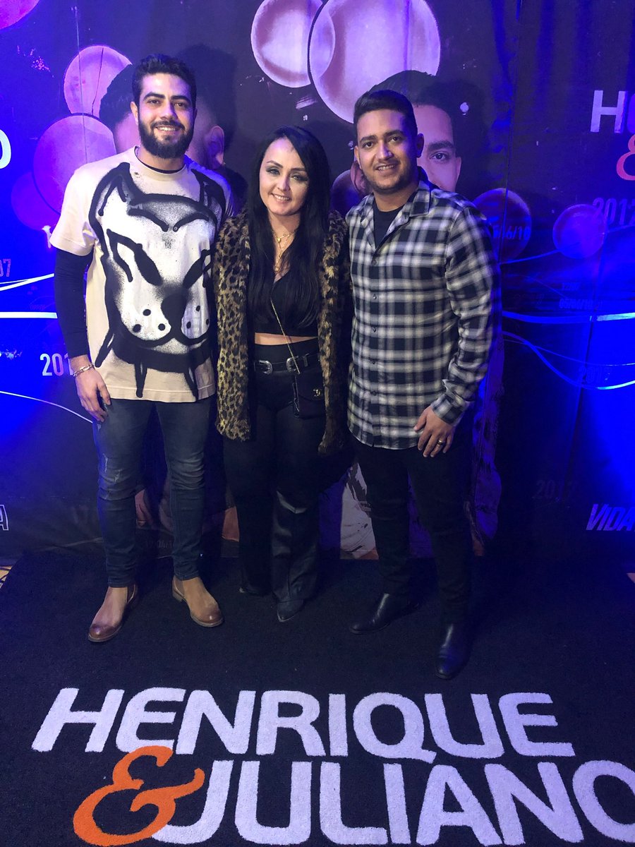 LiaraMaciel's tweet photo. O dia que realizei um sonho @HeJOficial 💖 #HENRIQUEEJULIANO https://t.co/P4aG56FEah