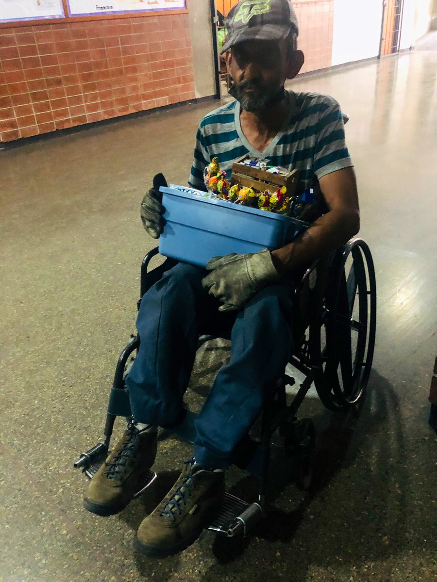 #ServicioPublico El Sr. Gustavo Saurio de 57años vive en la Parroquia #SantaRosalia en Caracas es un hombre trabajador y su único ingreso es los caramelos que vende con su silla de rueda. NECESITA una silla Nueva. Les pido que me ayuden a llegar a alguien que le pueda ayudar🙏🏻