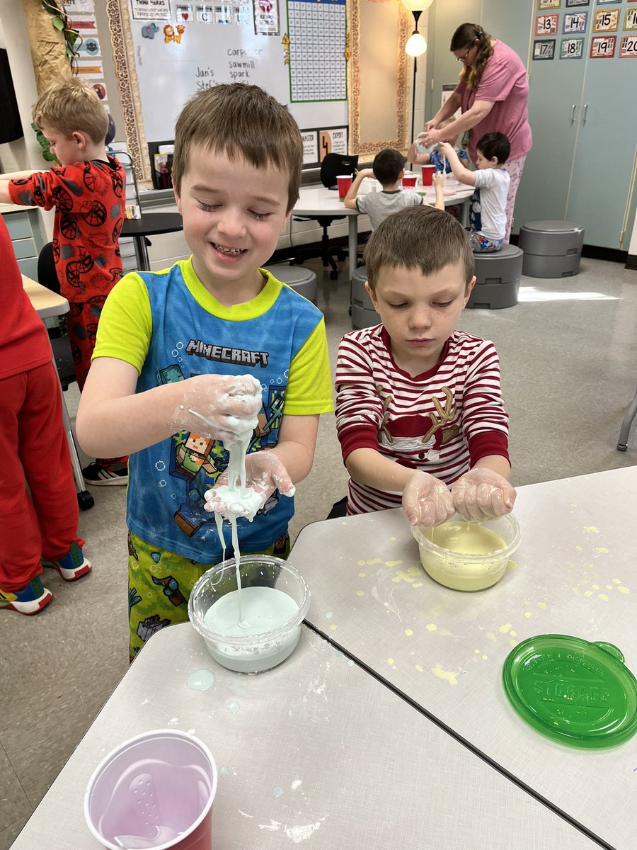 What can be both a solid and liquid? OOBLECK! We loved exploring the different forms of oobleck. We made predictions and used our senses to describe our experiment! #OakFlatProud #BSSDProud