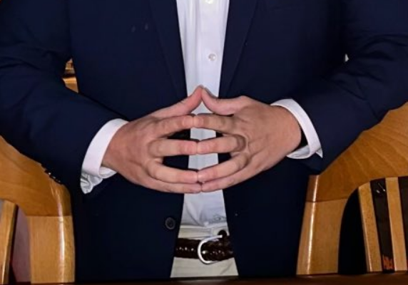 GOPisFilth's tweet photo. @Hilltop__Leader @NickAdamsinUSA @RogerJStoneJr That is awesome!

They did a study...only beta males do this with their hands. https://t.co/AeVKh5zIGx