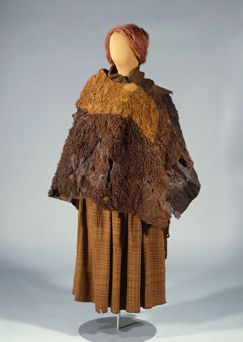 fakehistoryhunt's tweet image. In the 2nd century BC a woman was placed in a bog in Huldremosen, Denmark.
When her remains were found her clothing was in remarkable condition.
Yes these clothes are over 2000 years old but the peat gave them this brownish colour.