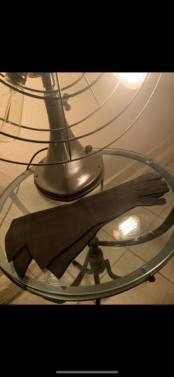 TheArtistKyla's tweet photo. ✨🖤➰💥🔪🩸#ForSale!! Vintage 1940s Black Noir #GauntletGloves! The perfect accessory for a Femme Fatale!💞

https://t.co/NU8afT3ex8

#vintage #1940s #vintagefashion #gloves #ebay #femmefatale #blackgloves #1940sfashion #filmnoir #vintagebeauty #vintagestyle #1940sstyle https://t.co/9yoHtG7KR7