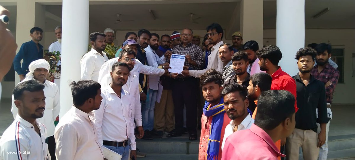NASIRAL05336237's tweet photo. राजस्थान के दो मुस्लिम नौजवानों को न्याय दिलाने के लिए 
भीम आर्मी चीफ के आवाहन पर यूपी के बस्ती जिले में जिलाधिकारी को ज्ञापन देकर विरोध प्रदर्शन किया गया 
जिला अध्यक्ष बस्ती - आजाद नासिर अली खान @BhimArmyChief @DrMAqib @SunilChittodASP @VinayRatanSingh @GulzarSiddiqui_ https://t.co/qoRwz3cfF3