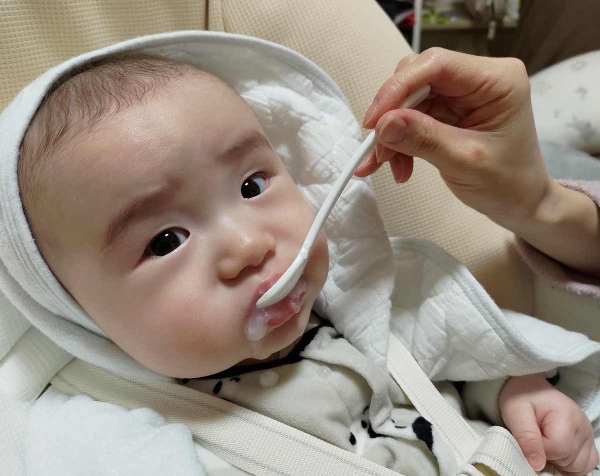 tunakanyamagata's tweet photo. 赤ちゃんが口にする粉ミルクや離乳食にも、多くの水を使います。我が家の赤ちゃんも５か月になり離乳食を食べ始めました。調理に使う水が安全・安心であることの大切さを感じます。水道水も、元は自然環境中の水です。次世代に豊かな水環境を残していきましょう。
＃つなぐ環境やまがた https://t.co/3oXTQCNMAd