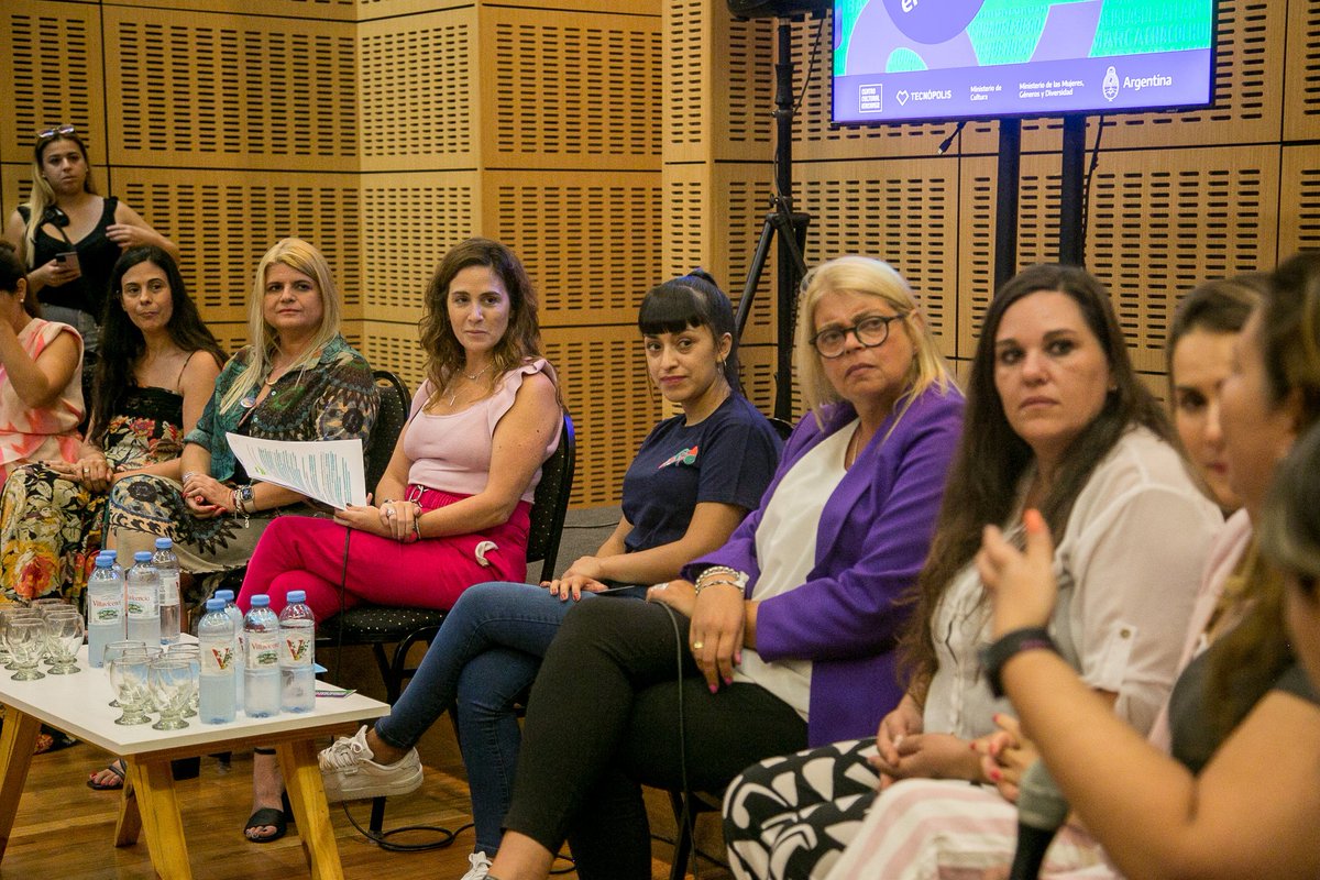 MaJimenaLopezOk's tweet photo. Emocionante escuchar historias de lucha y superación en el transporte nacional.
Mujeres como ustedes mueven el mundo, lo transforman y lo convierten en un lugar mejor.

¡Gracias @JimenaBondaruk
por la convocatoria, la organización y el compromiso !

#NosotrasMovemosElMundo https://t.co/me8ZNIA2uJ