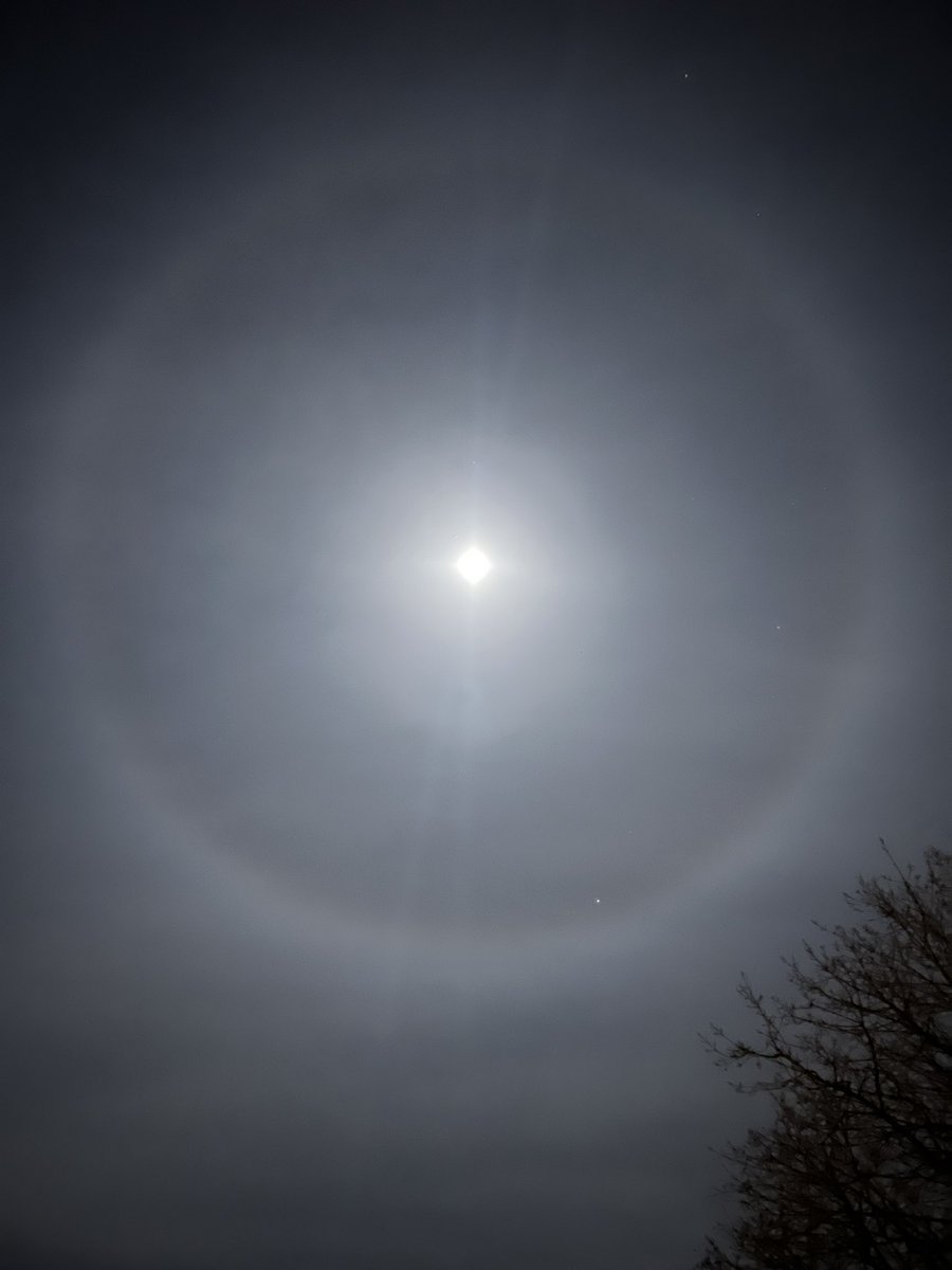Merfkin's tweet photo. @weathernetwork Giant lunar halo tonight! Warning for the incoming storm? #onstorm #Cambridge #lunarhalo https://t.co/jsWF9Kg3Ef