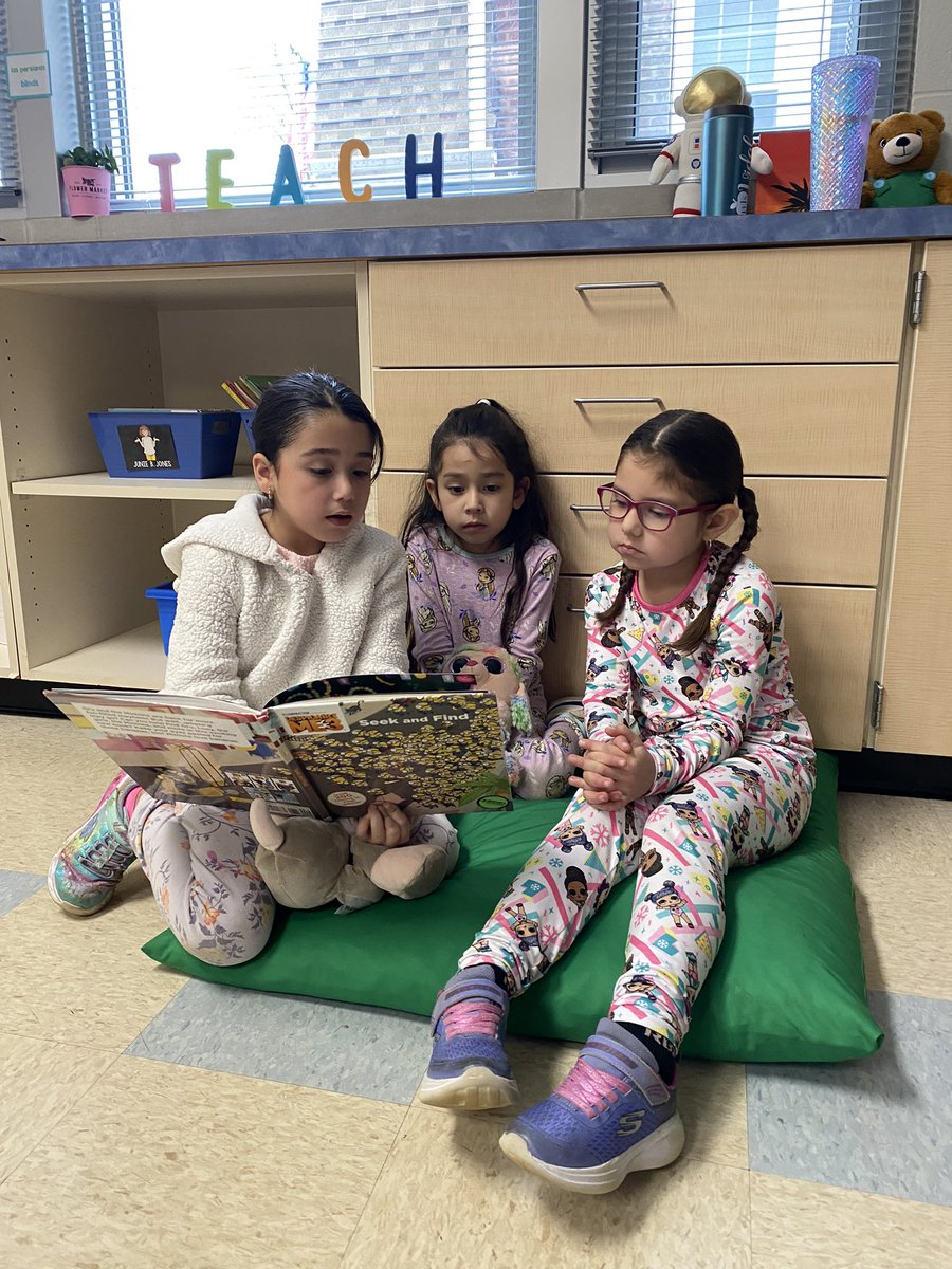 Kinder 🍎 y primer grado disfrutaron un tiempo de lectura juntos. Cada libro es una venta 🪟 al mundo 🌎. <a href="/KomenskyLions/">Komensky School</a> #d100Inspires #d100inspira