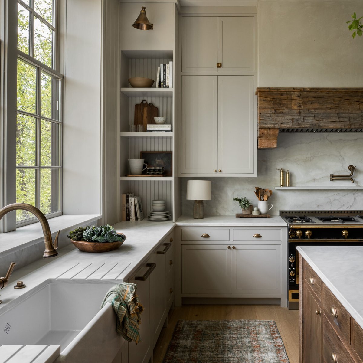 _StudioDesigner's tweet image. Studio Designer client Amber Lewis of Amber Interiors has set an aspirational standard for livable luxury in this beautiful Southern home. linktr.ee/_studiodesigner