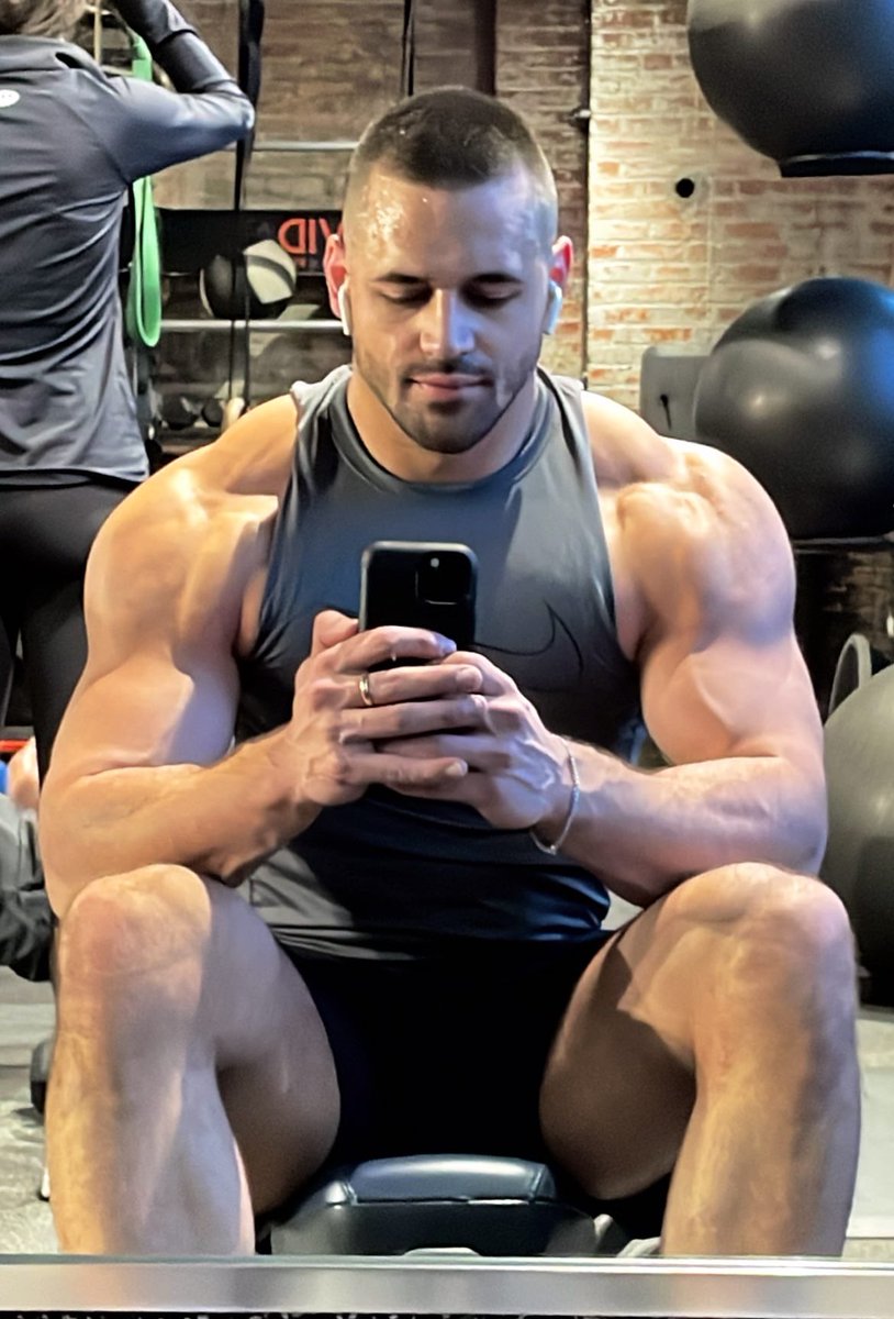 FqQrrH5XwAAdC13?format=jpg&name=medium