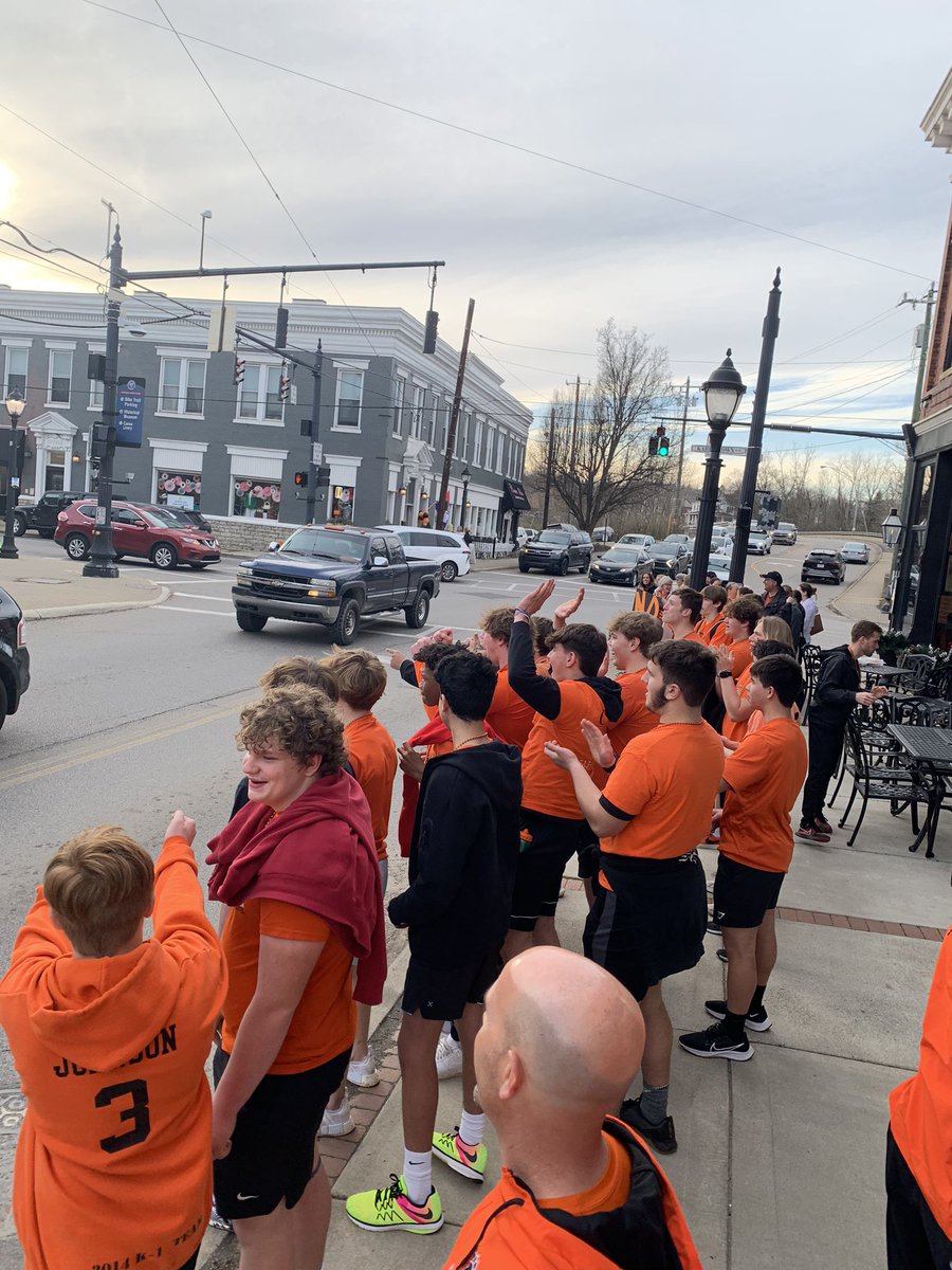 LHS_TigerFB's tweet photo. Great night in downtown Loveland for Impact Night! Thank you to the The Works for hosting our guys for dinner. #beLOVEland https://t.co/uhyNem4Sw1