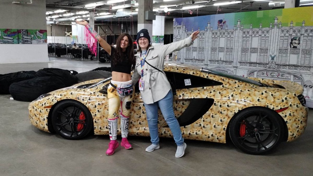 MisterMojoEth's tweet photo. My lady and @dogeclaren at #ETHDenver2023 https://t.co/Oa9IIvalCK