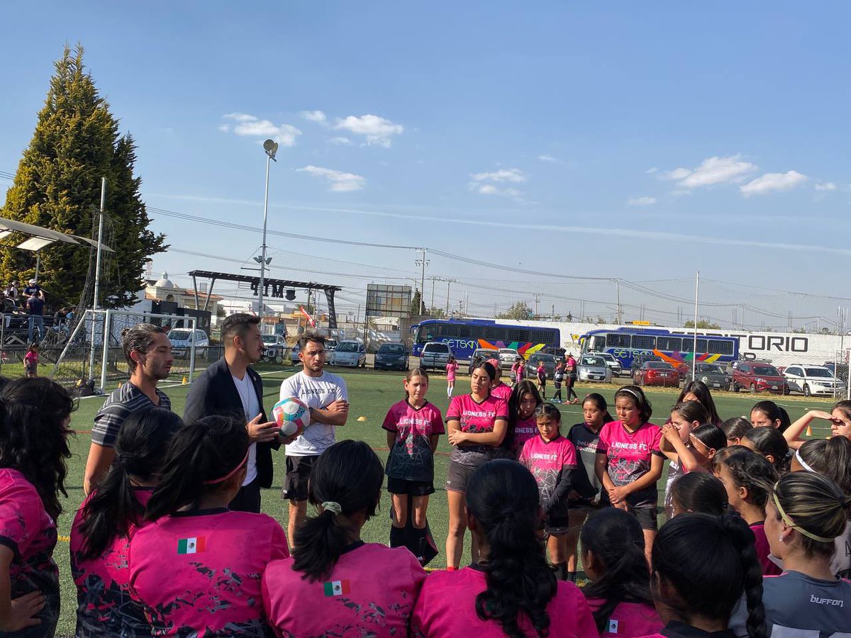 RodrigoSamC's tweet photo. En #EDOMEX impulsamos a las jóvenes deportistas. El Equipo Femenil @Lioness_FC lo conforman 30 guerreras que dieron el pase para representarnos en los Nacionales de la CONADE 2023. 

Un país sin deporte es como una cascarita sin “gol gana”. ⚽️ https://t.co/yY7B23w12D