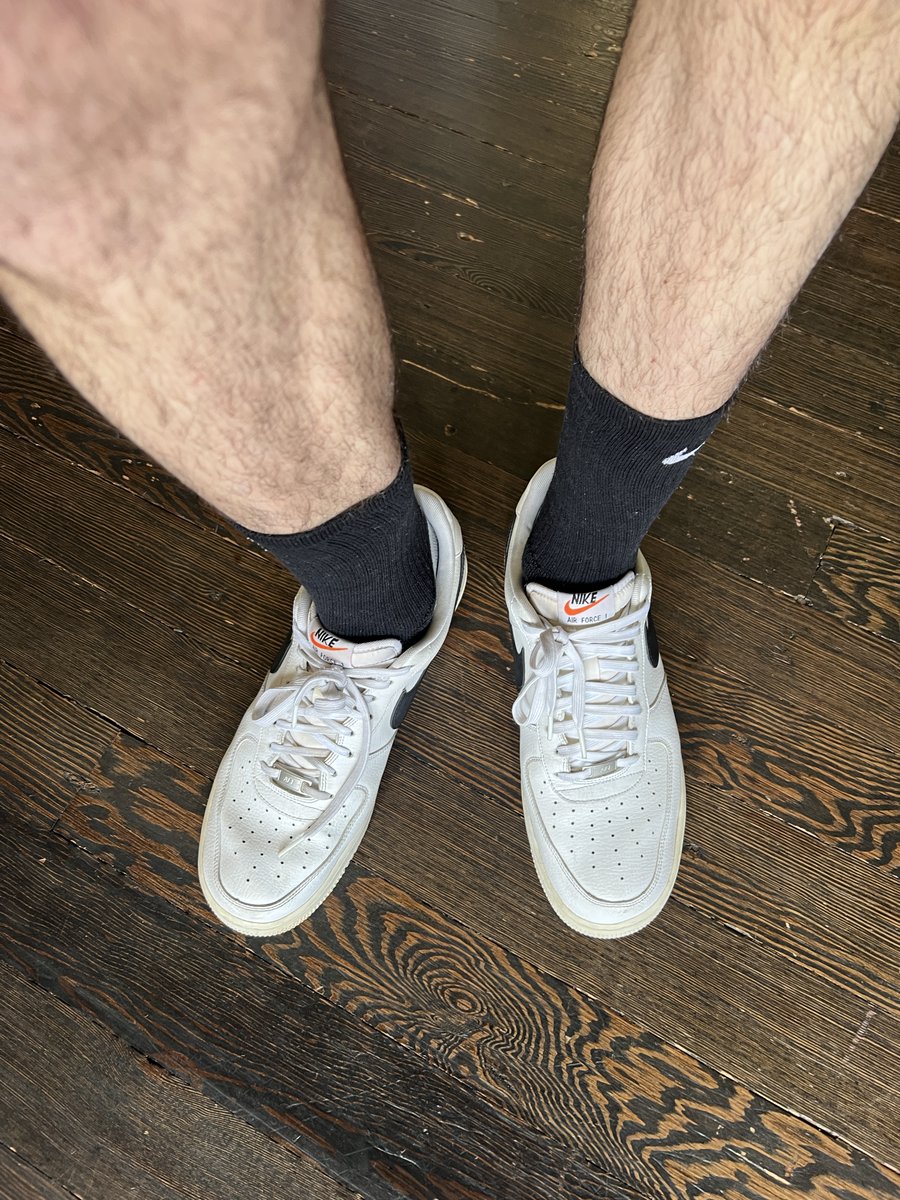 lafootbro's tweet photo. anyone wanna sniff? https://t.co/Nj419PrypC