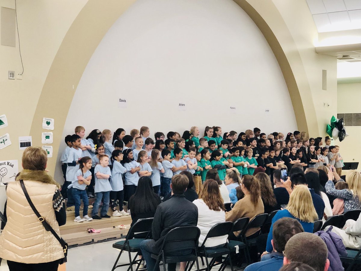 MrBarnett_MECC's tweet photo. Our #MECCtacular ✳️ school opens 🤲🏻 up our doors to #coMECCt 🫶🏽 with our @MasonSchools 💫commUNITY - 💚2💚 - during 1st Grade Fine Arts Night! @MrsBly_MECC @MECCPE ⚽️ @KristaOgden 🎼 @thesciencegirl2 ⚙️ @ogreatartmaster 🎨 #MECCares 🌟 #LuckyToBeAComet 🍀 https://t.co/mQvORvUzo3