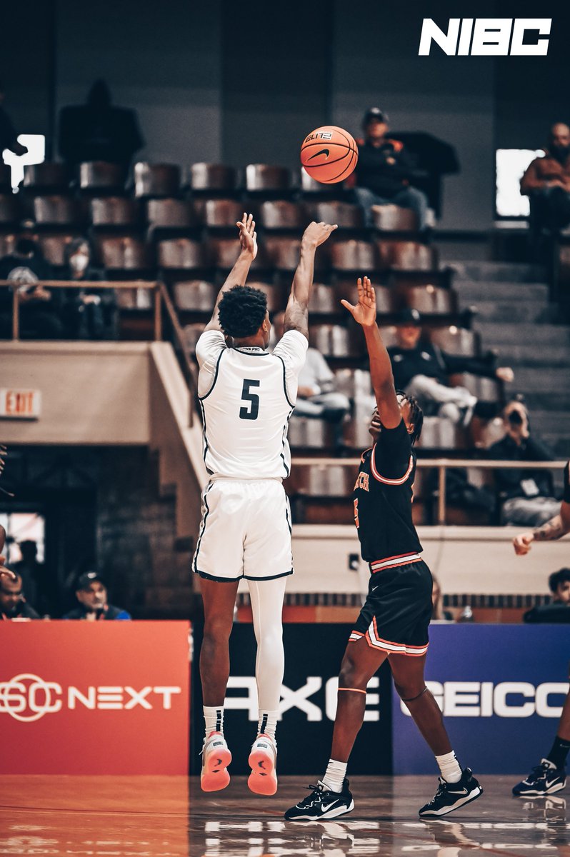 .@LaLuBasketball shooting a blistering 62.5% from three in the first half to claim a 34-30 lead over Oak Hill at halftime. @MarquetteMBB signee @LoweryZaide went 3 of 4 from three to lead the Lakers.