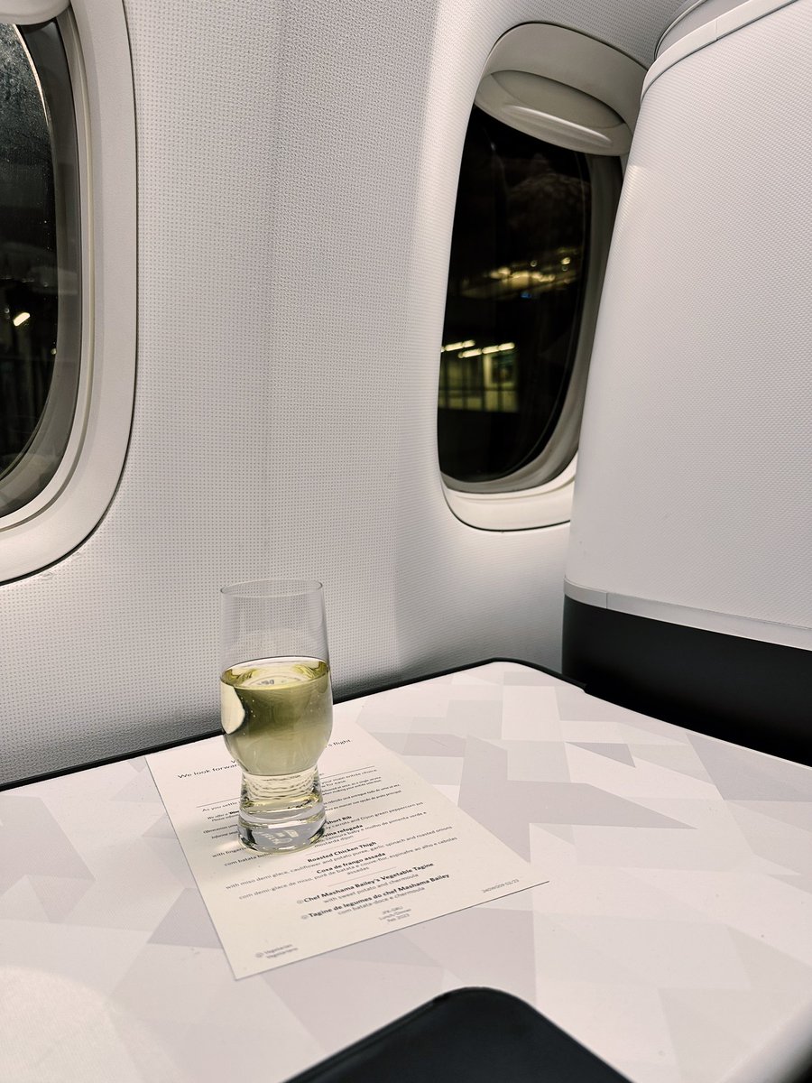 YBTblog's tweet photo. 🛫🌎 we took our travel game to the next level with @Delta! ✨ Woo, their fully-reclining seats to gourmet dining and service, #DeltaOne and #ComfortPlus had us flying in luxury to and from Brazil like! 🇧🇷😍 We didn’t settle for less. Tavel dreams came through! https://t.co/GoDshoR8pO