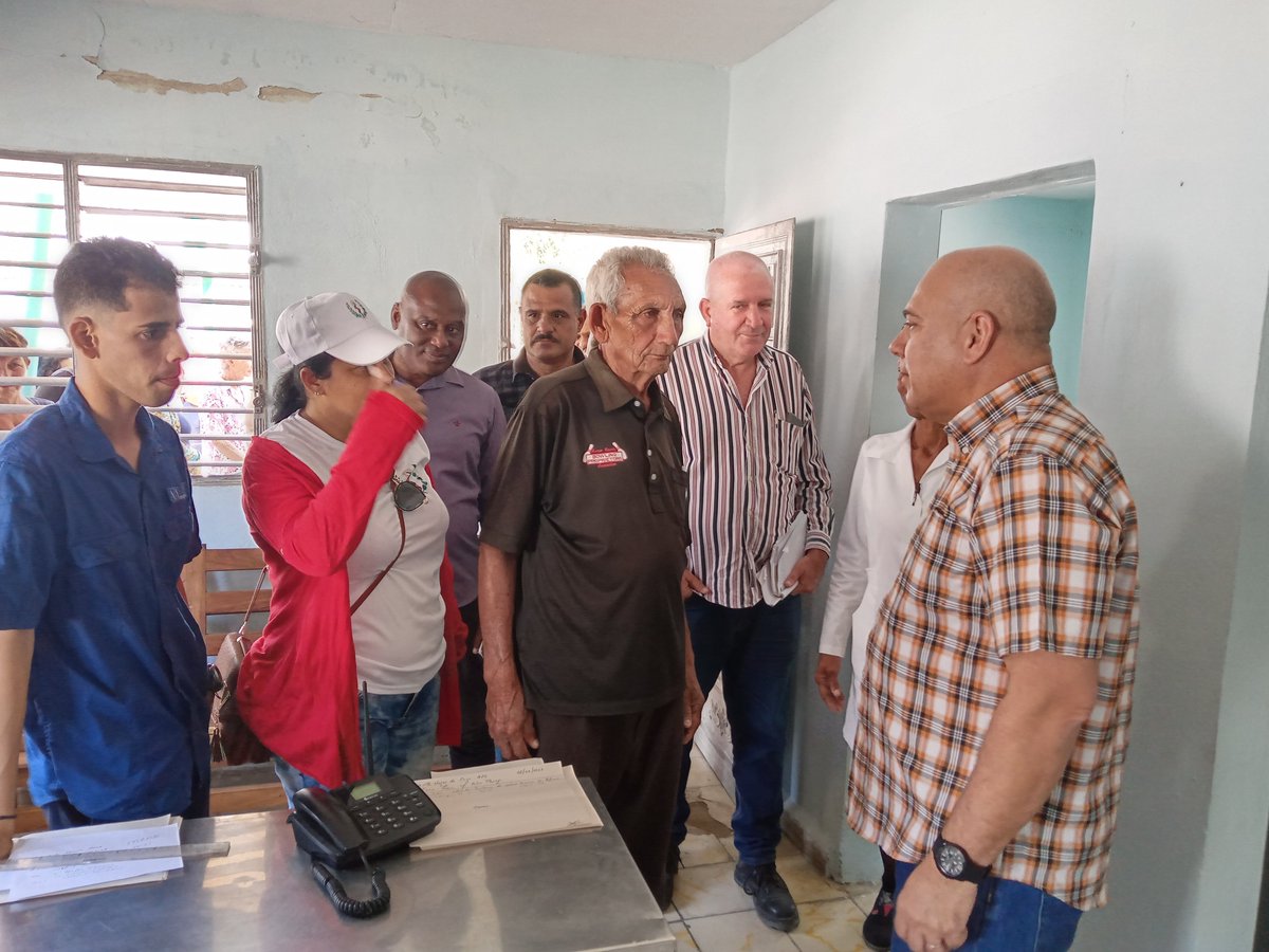 DrRobertoMOjeda's tweet photo. Sostuvimos cálido intercambio con pobladores de Santa Martina en el Consejo Popular "Rancho Luna", municipio #Cienfuegos. Es una comunidad rural en transformación donde apreciamos la gratitud y confianza de sus habitantes. Con lo realizado allí se demuestra que #MejorEsPosible https://t.co/qbrsIYNLjr