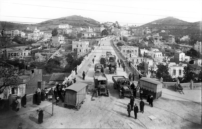 historiesdebcn's tweet photo. 💯 #TalDiaComAvui fa 100 anys s'inaugurava el pont de #Vallcarca.

📷 Brangulí / ANC https://t.co/jafaeIvPGL