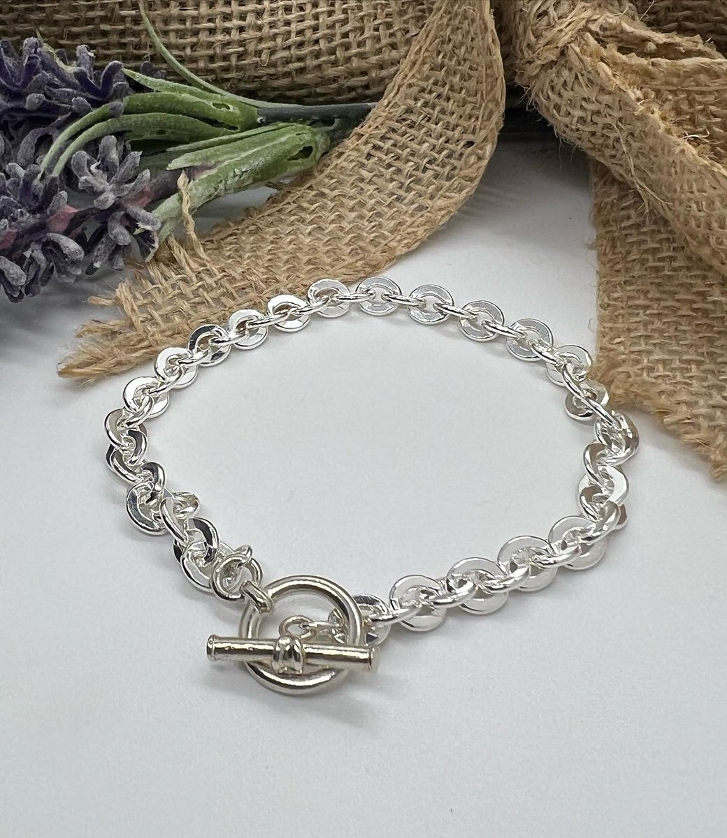 Juwellery1's tweet photo. Eleanor Toggle Bracelet🖤

Available at £95✨ 

—————————————-
#links #925 #unique #clasped #layer #stunning #mixitup #madetomeasure #bracelets #picofday https://t.co/tOdNcliL3E