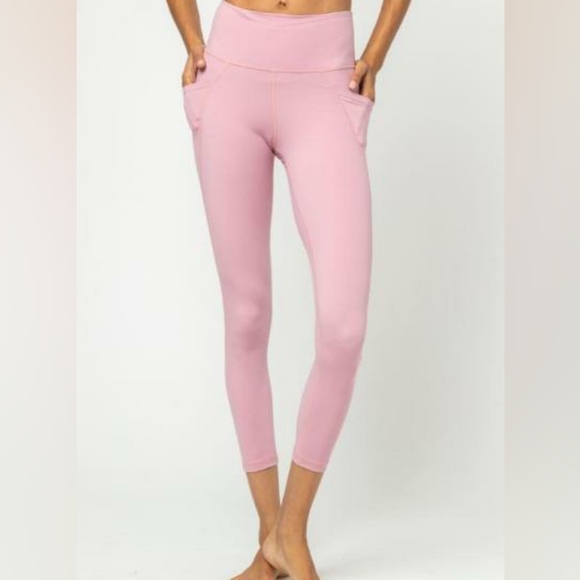 YoGyrlEVITA's tweet photo. So good I had to share! Check out all the items I'm loving on @Poshmarkapp from @KrisMasquerade #poshmark #fashion #style #shopmycloset #vieactive #teddyblake #stoneycloverlane: https://t.co/HDKDHtT2Rz https://t.co/agh1jV8bbu