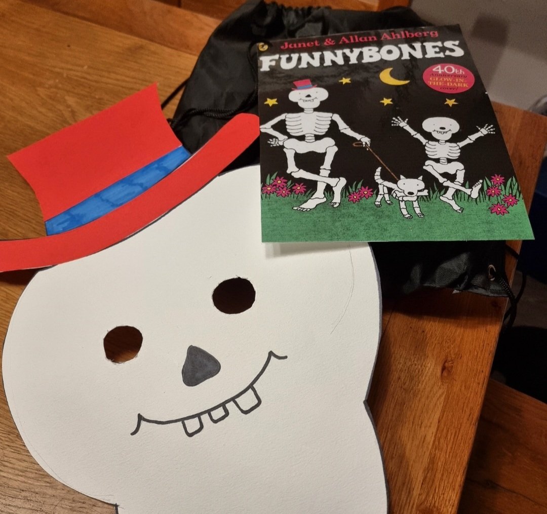 Twitchin2's tweet photo. World Book Day (a day late), dressing up as one of my most favourite books and one which I couldn't begin to guess how many times I've read over the years! ❤️ #worldbookday2023 #funnybones https://t.co/nkHibBS7O8