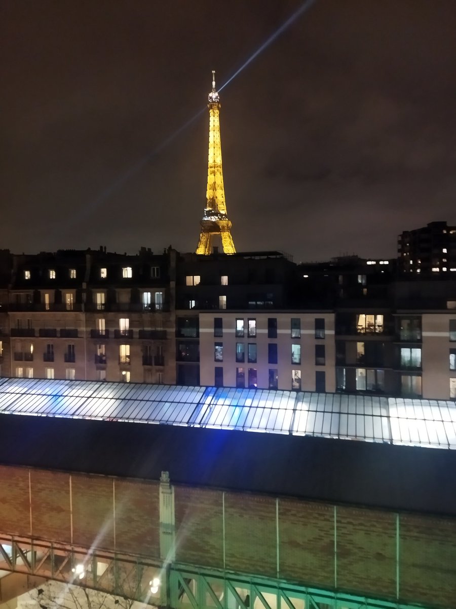 ReuterPhilippe's tweet photo. #TourEiffel #metro https://t.co/377LRsp2X6