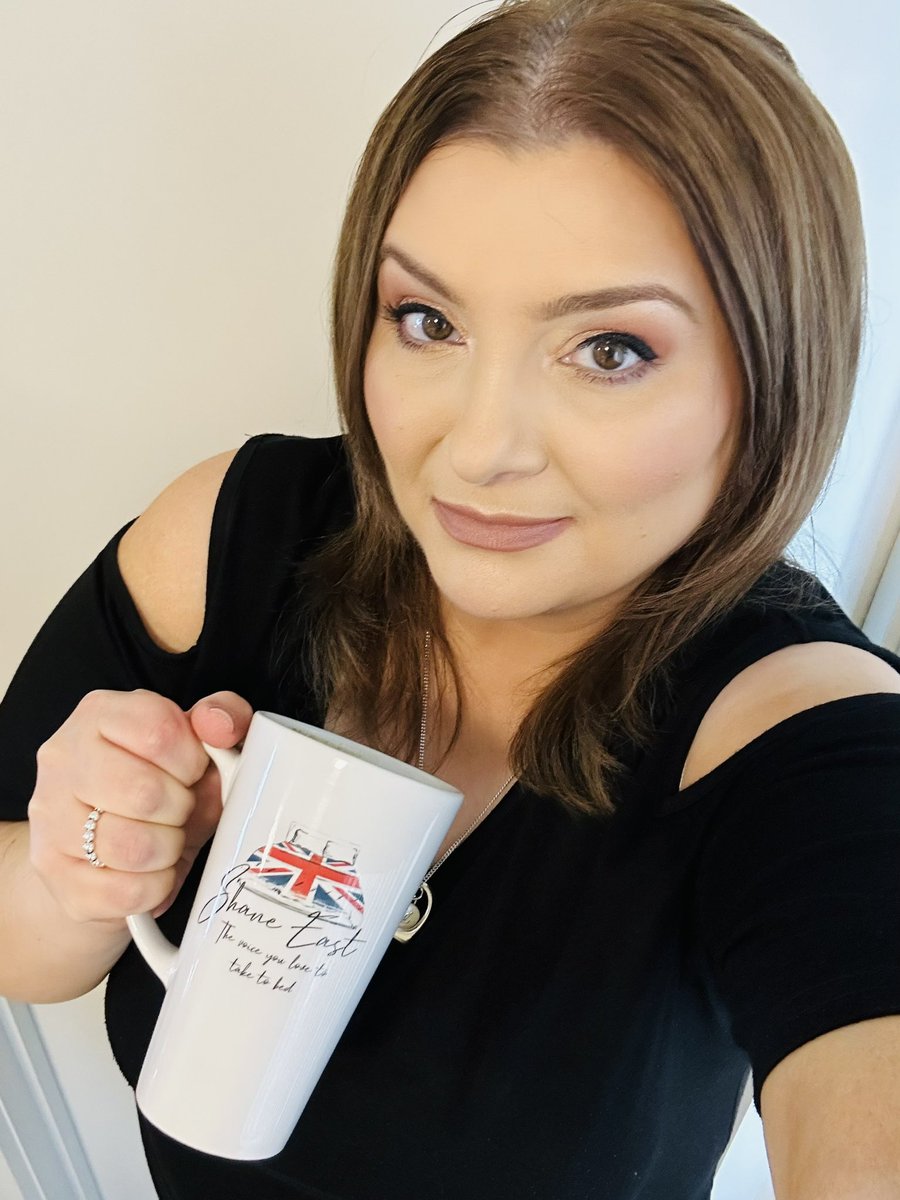 ves_gp_mua's tweet photo. Caption this: I’ll go first:
Keep Calm, And Have Another Cuppa in my @VoiceAddicted2 @ShaneEastReads #TallWhiteMug ☕️Happy FRIYAY!💃What a week: I’m so ready for the weekend🙌🏻 anyone else counting⏰down to
#MerchMonday #Shaneanigans 😉 #INeedAllTheShaneThings #PersonalShane 🇬🇧💙 https://t.co/TnS6zGsBAe