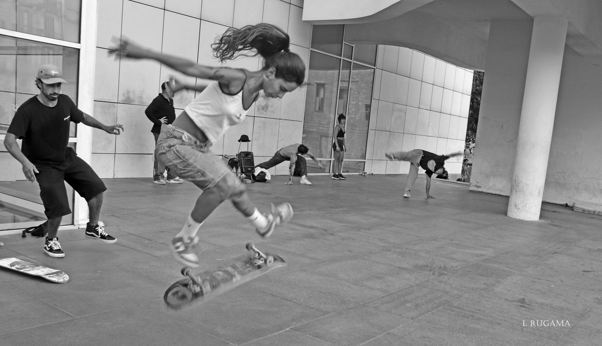 SALTA I BALLA!!!
#ruguifoto #projecteels50i #quenoparilamaquina #fotoperidisme #fotodecarrer #blancinegre #scater #arturba #streetfotography #repte365foto #elraval