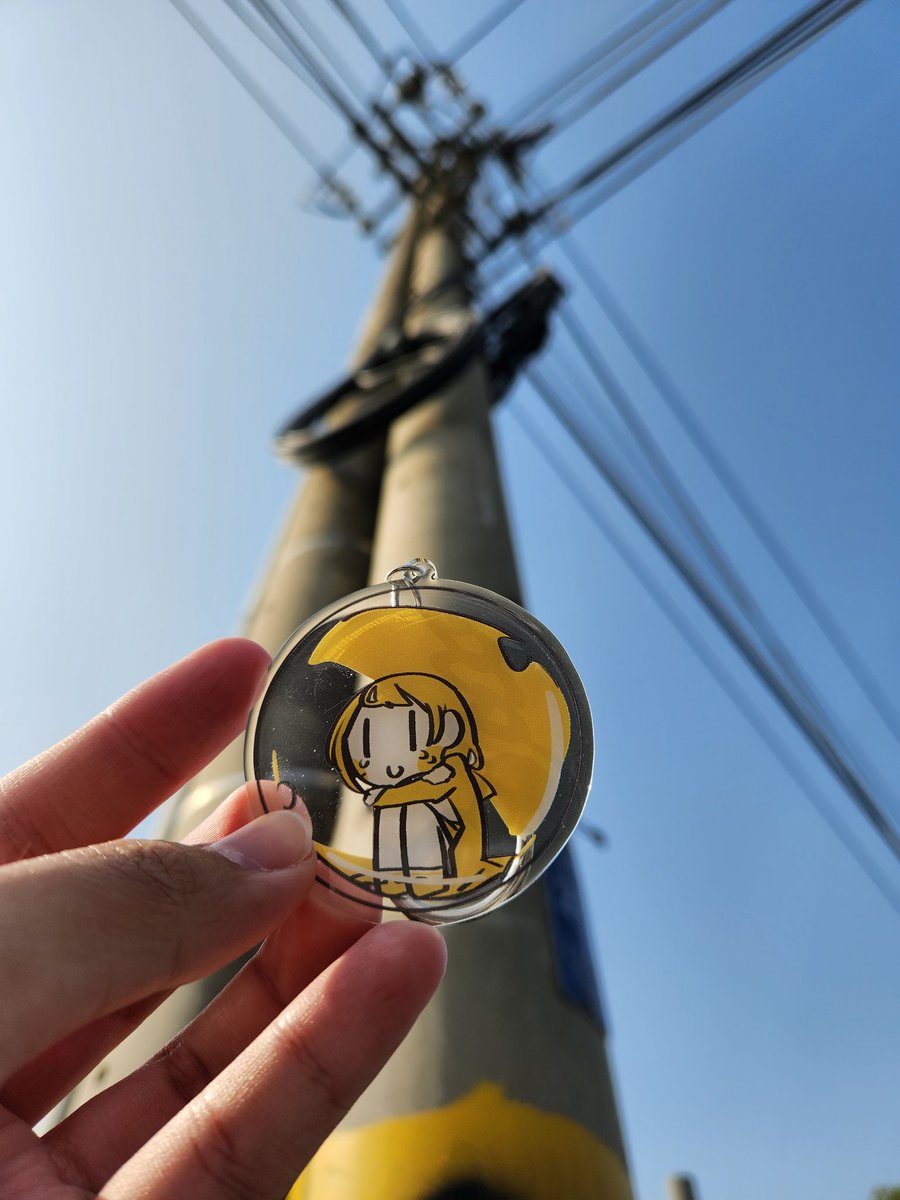 ychen_0218's tweet photo. 又是個星期五 天氣晴☀️
公車站牌旁的電線桿
等客運順便拍一張吊在背包
陪我到處走的小加零📸
#加零不只在電線桿下 
((還真的在電線桿下(ﾉ´ヮ`)ﾉ*: ･ﾟ https://t.co/JMrBncTYsi