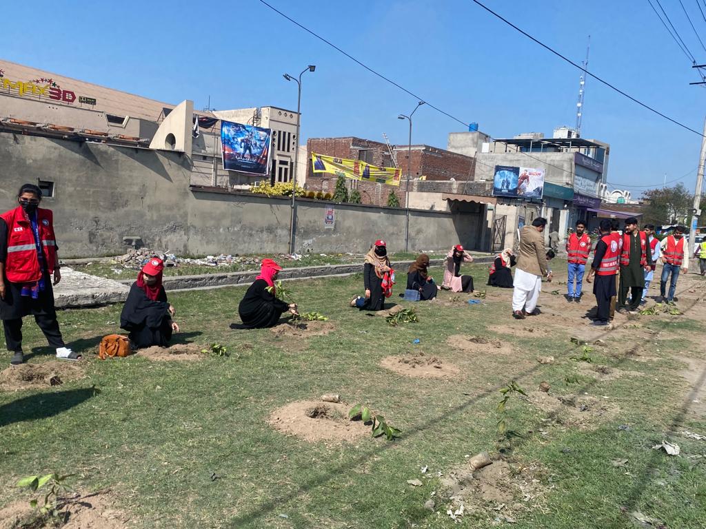 DCGRW's tweet image. موسم بہار شجرکاری مہم کے تحت ہلال احمر گوجرانوالہ کے اہلکار، ریسکیو1122 کے جوان اور رضا کار جی ٹی روڈ گرین بیلٹ میں پودے لگا رہے ہیں۔

#SpringPlantation
#Gujranwala 
 #cleangreenPakistan 

@GovtofPunjabPK 
@CS_Punjab 
@CommissionerGu3 

@ClimateChangePK
@Plant4Pak