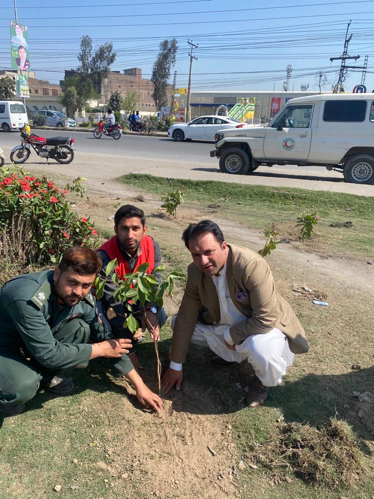 DCGRW's tweet image. موسم بہار شجرکاری مہم کے تحت ہلال احمر گوجرانوالہ کے اہلکار، ریسکیو1122 کے جوان اور رضا کار جی ٹی روڈ گرین بیلٹ میں پودے لگا رہے ہیں۔

#SpringPlantation
#Gujranwala 
 #cleangreenPakistan 

@GovtofPunjabPK 
@CS_Punjab 
@CommissionerGu3 

@ClimateChangePK
@Plant4Pak