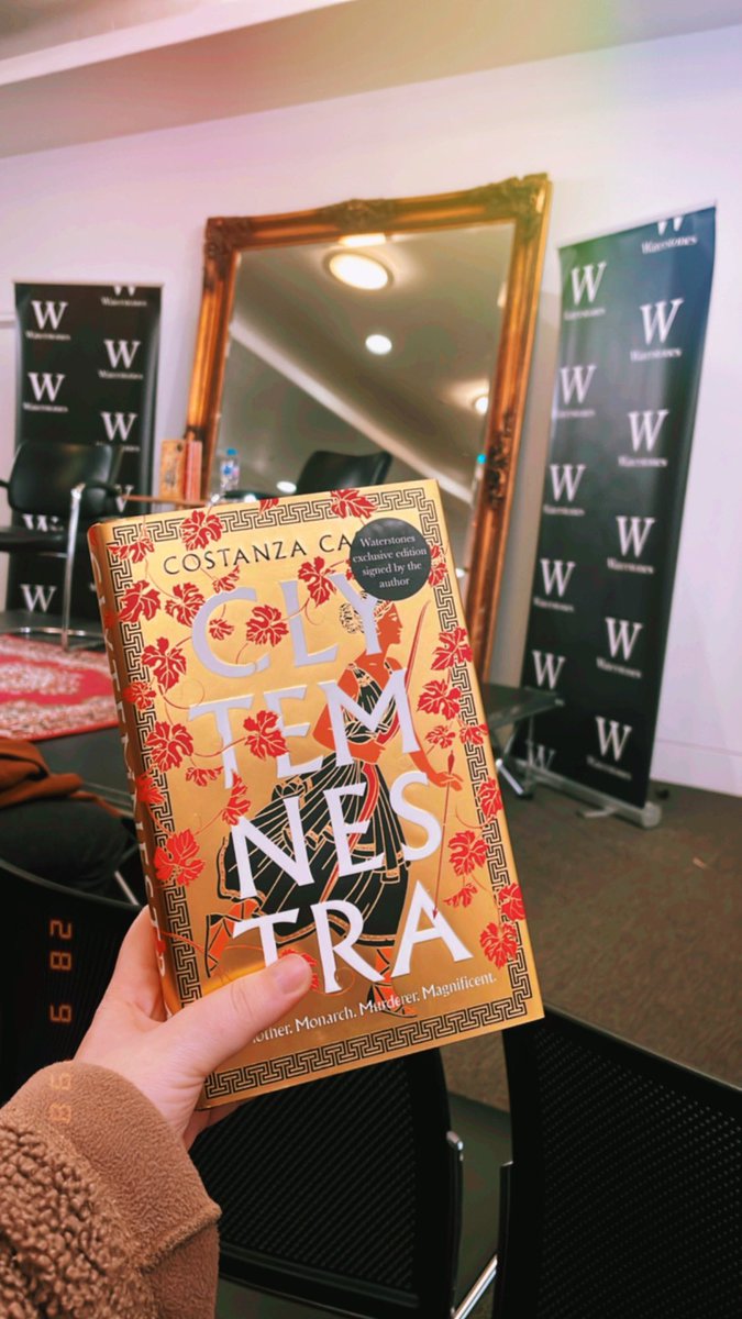 AnnaColivicchi's tweet image. yesterday my brilliant bestie @costanzacasati launched her debut novel @WaterstonesPicc in conversation with @ElodieITV 

what a privilege to be there for it ✨🏹📕@MichaelJBooks