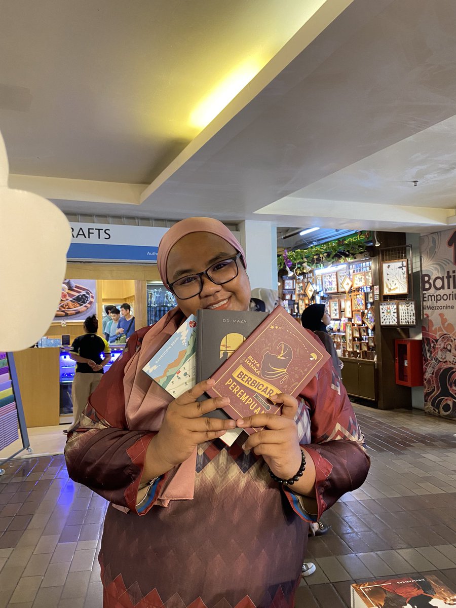 jejaktarbiah's tweet image. Terima kasih pengunjung yang datang dan selamat membaca ya! Tim JT &amp;amp; JIWA ada sampai hari ahad ni tau. 
😉✌️

Kalau haritu terlepas event #klab2023, boleh mai ke pasar seni minggu ni sempena karnival sukaseni.