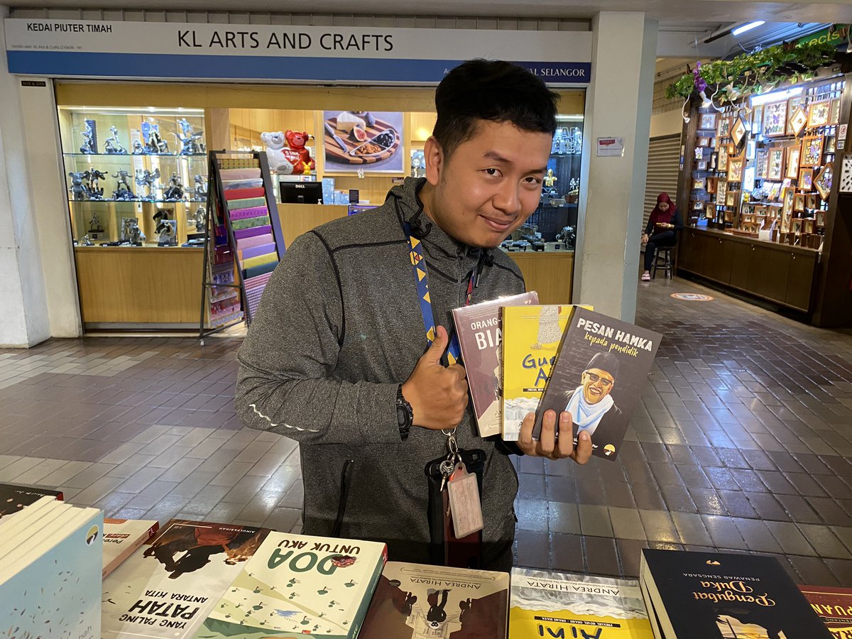 jejaktarbiah's tweet image. Terima kasih pengunjung yang datang dan selamat membaca ya! Tim JT &amp;amp; JIWA ada sampai hari ahad ni tau. 
😉✌️

Kalau haritu terlepas event #klab2023, boleh mai ke pasar seni minggu ni sempena karnival sukaseni.